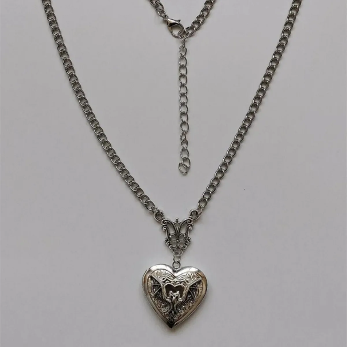 Hip-hop Retro Silver Color Stainless Steel Bat Relief Stereo Heart Pendant Necklace for Women Men Fashion Rock Jewellery Gifts