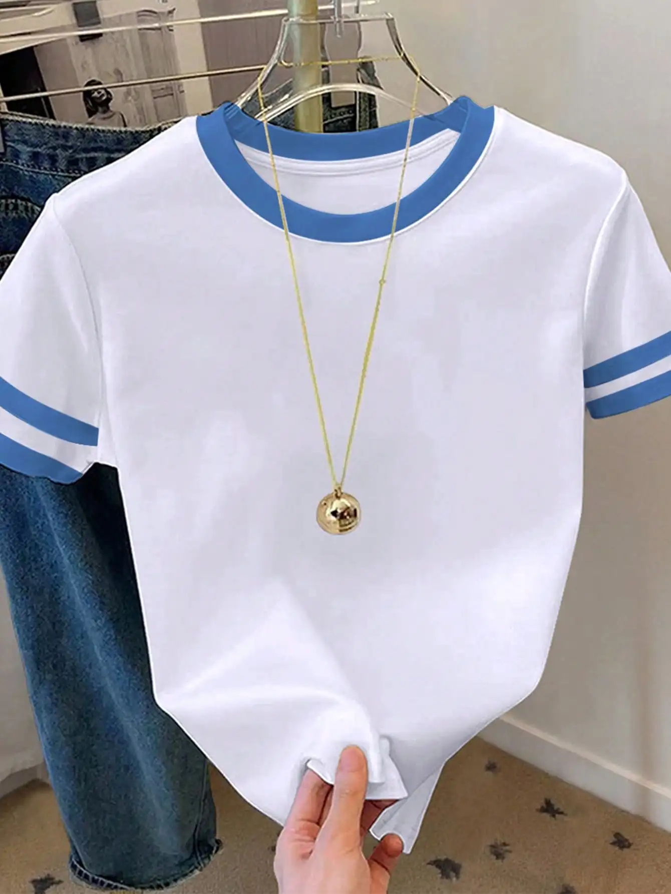 

Женская белая футболка с синей отделкой, цветными блоками, круглым вырезом и короткими рукавами, повседневная