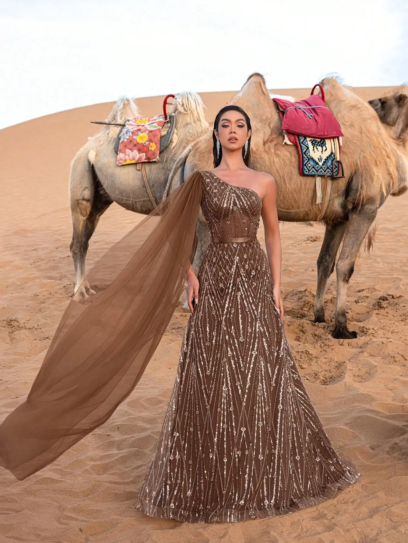 Preciosos vestidos formales y vestidos de noche con cuentas y lentejuelas y mangas tipo capa con un solo hombro