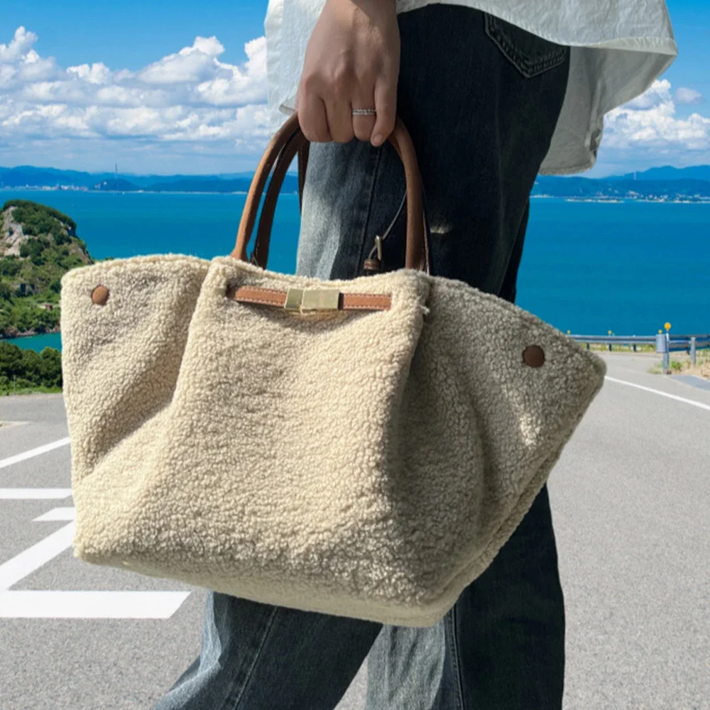 

Luxury Lamb Wool Wing Bags for Women Winter Warm Plush Designer Handbags Large Capacity Shoulder Bag Top Handle Shopper Purses