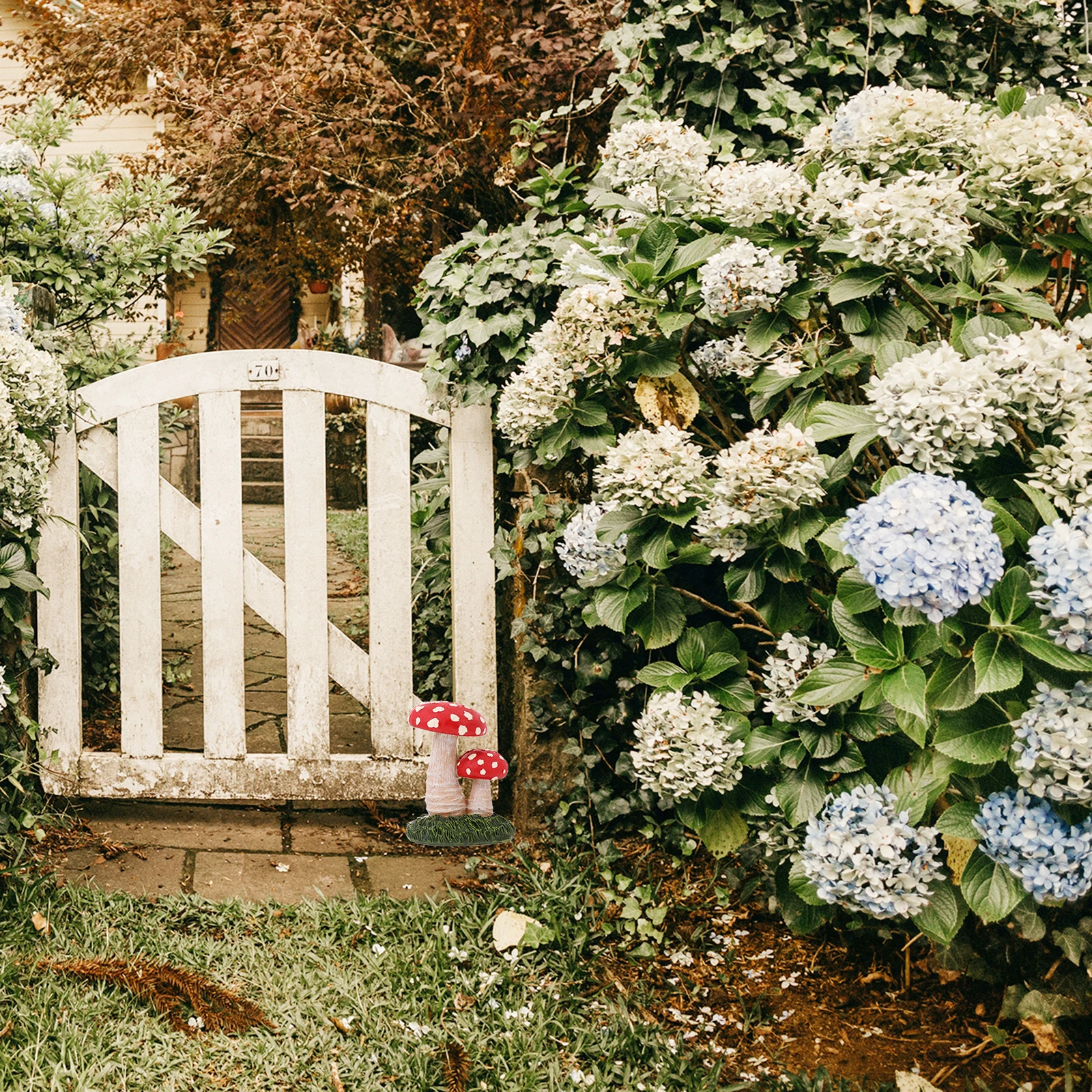 

1Pcs Resin Mushroom Craft Miniature Creative Landscape Ornament DIY Decoration Desktop Tabletop Adornment Mushroom Decoration