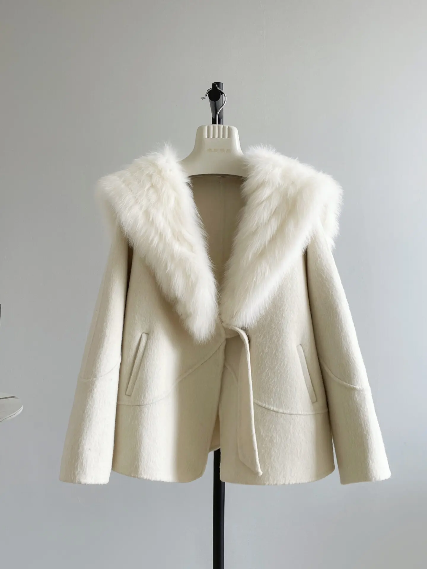 2026 New Arrival Women Double Faced Wool Coat Big Fox Fur Collar Short Woolen Outerwear Soft Warm Autumn Winter Furry Trim Coat