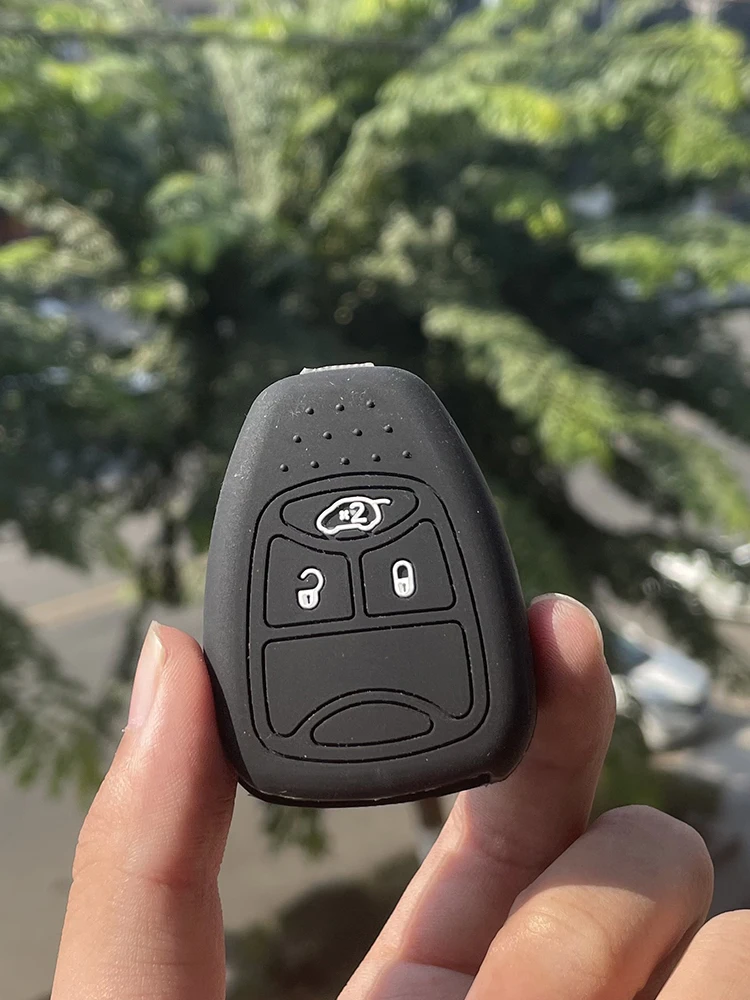 Xinyuexin Silicone Car Key Cover Case for Chrysler Dodge Caliber Jeep Patriot Liberty 2Buttons Remote Key Holder Bag Protector