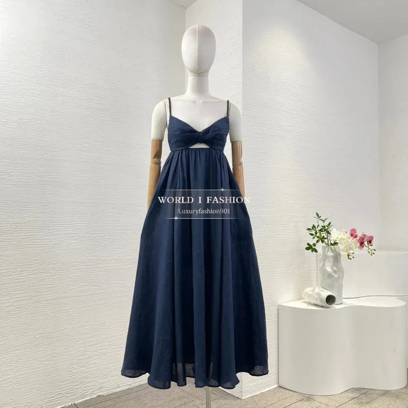 Hochwertiges, beigefarbenes, ärmelloses, rückenfreies Midikleid mit Blumendruck und Ausschnitten für den Urlaub