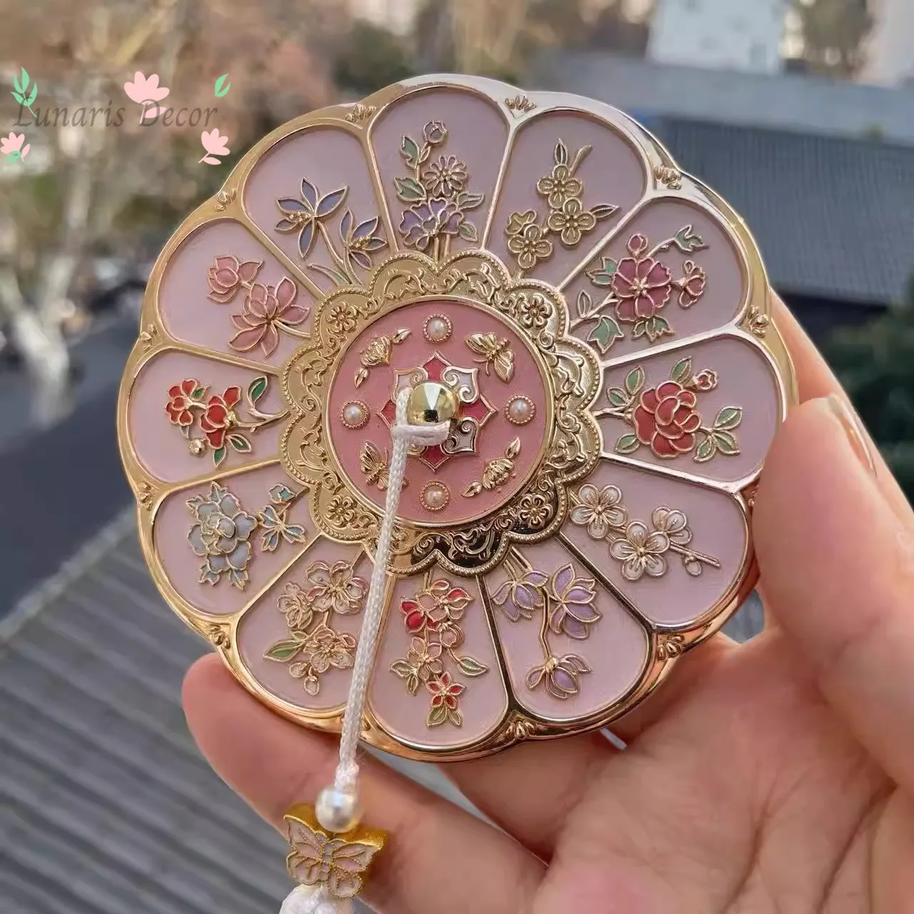 merchandise-creative-antique-court-carry-makeup-mirror-to-send-friends