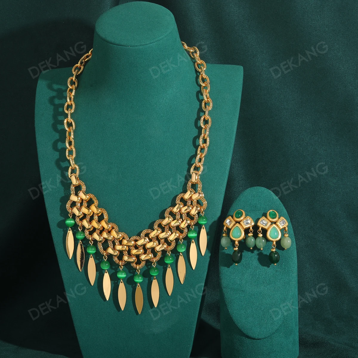 Green Glazed Hand-Beaded Fan-Shaped Baroque Collarbone Chain