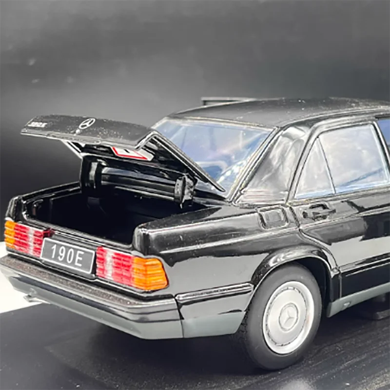 Diecast 1:24 Scale LEO Benz 190E Alloy Vehine Model Finished Simulation Collection Decoration Gift Toys Display