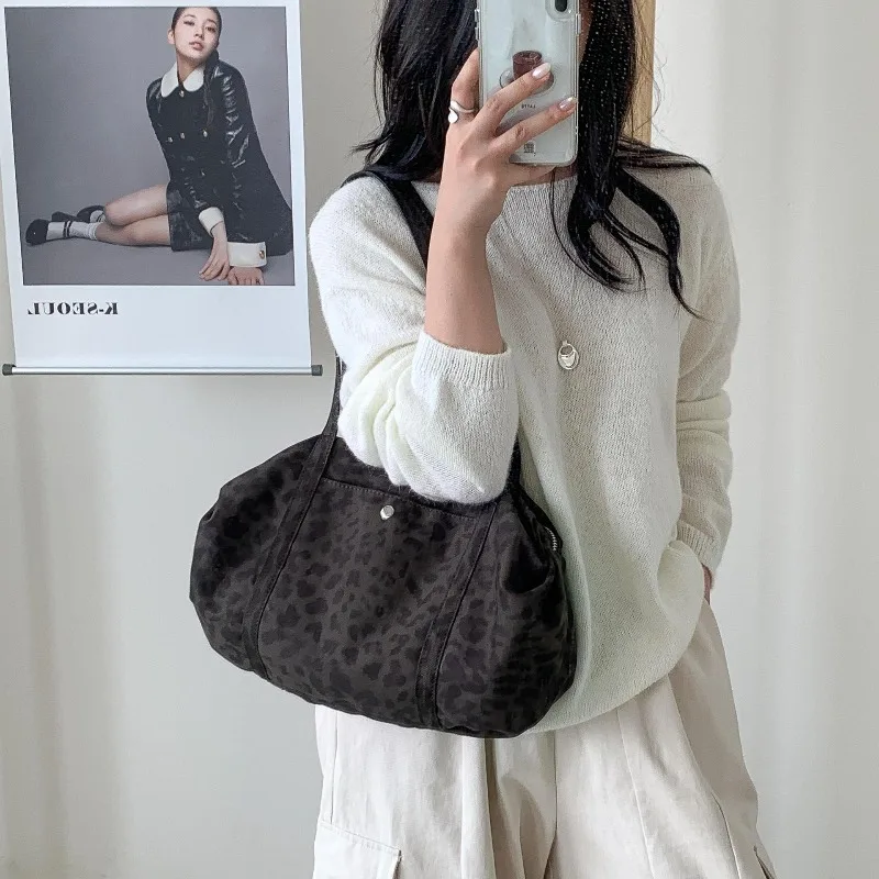 خمر العصرية حقيبة ساعي النايلون ليوبارد طباعة المرأة حقيبة كتف الكورية نمط الحد الأدنى حقيبة يد قوانغتشو حقيبة عالية الجودة