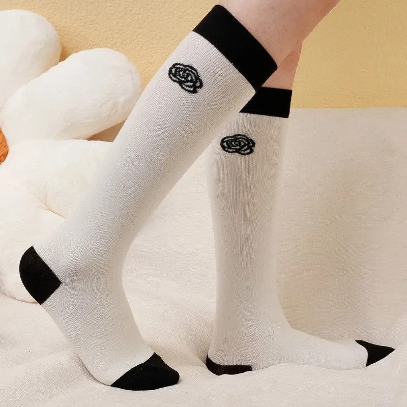 Embroidery Camellia Flower Stocking Four Seasons Women Black White Cotton Socks Cute Simple Versatile Calf Socks Fashion Gifts