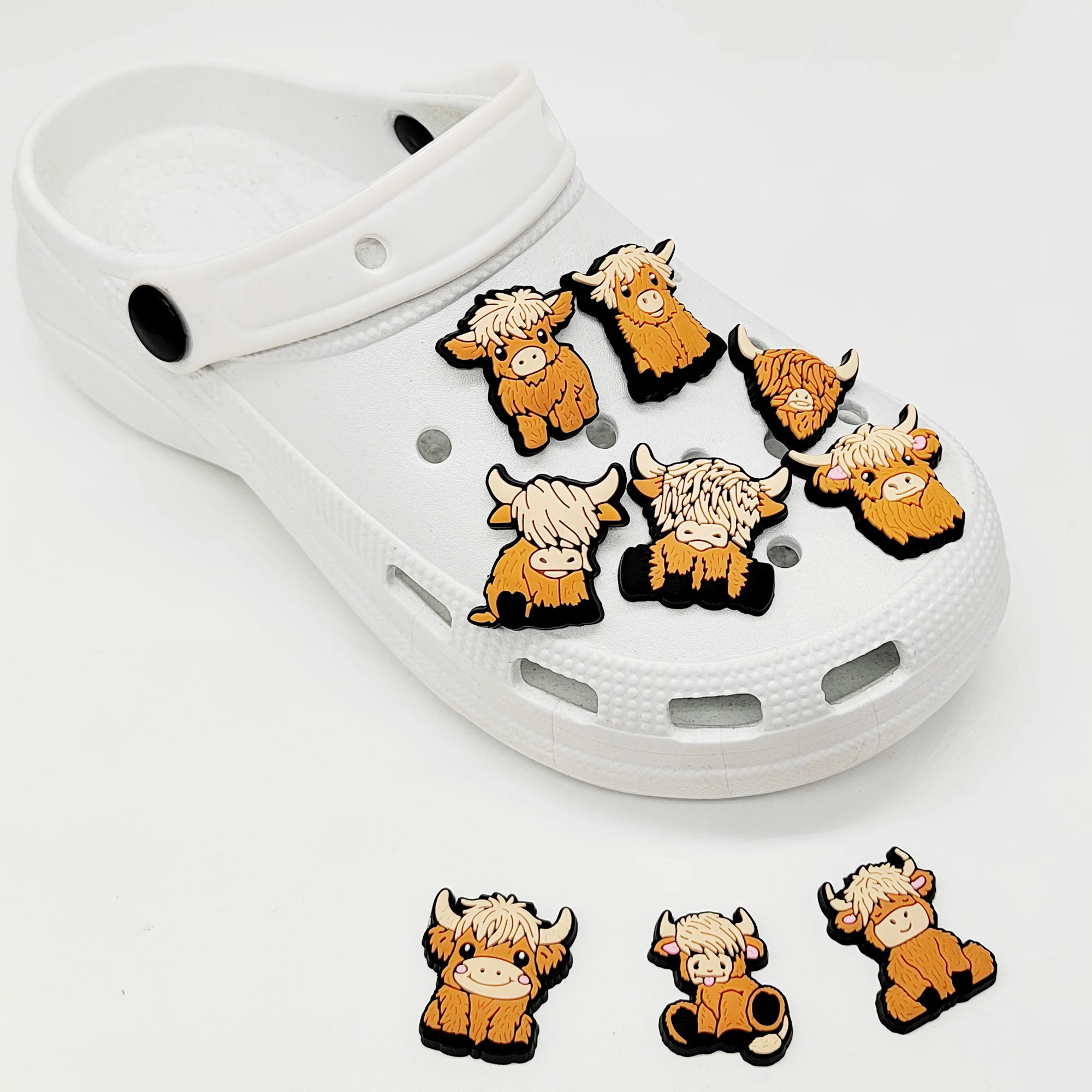 Highland Cow Shoe Charm for Cute Sandals DIY Lovely Animal Shoe Decorations Akcesoria Slajdy Sandały Chodaki Prezenty dla dzieci