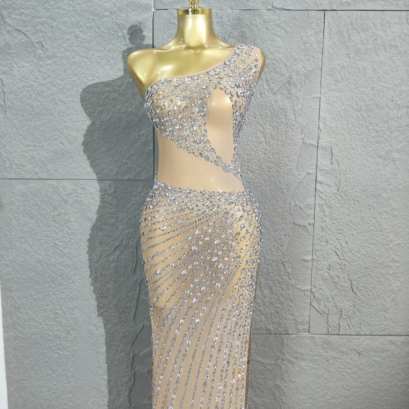럭셔리하고 매혹적인 반짝이는 실버 라인스톤 메쉬 스플릿 엘라스틱 롱 드레스 우아한 파티 생일 무도회 기념 드레스 무대 의상