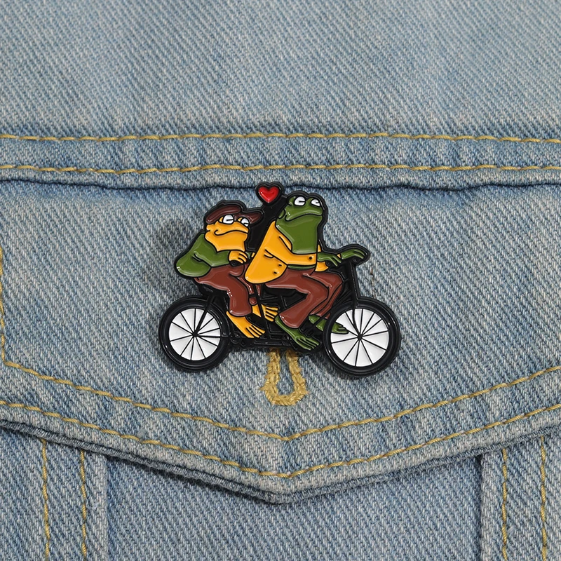 Alfileres de esmalte de rana y Sapo personalizados, broches de bicicleta en tándem, insignias de solapa, joyería de animales de dibujos animados, regalo para amantes y amigos