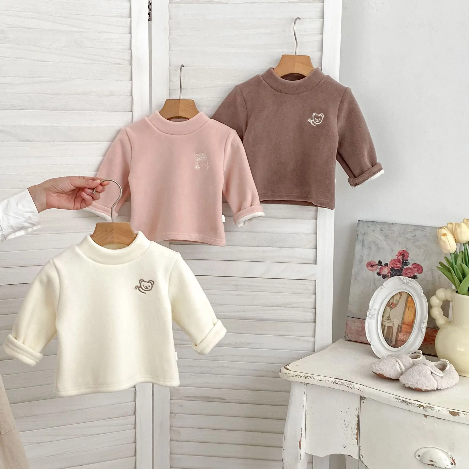 تي شيرت دافئ بأكمام طويلة للأطفال جديد لشتاء 2025 تي شيرت للأولاد والبنات من الصوف قمصان سميكة مخملية للأطفال تي شيرت لطيف على شكل دب