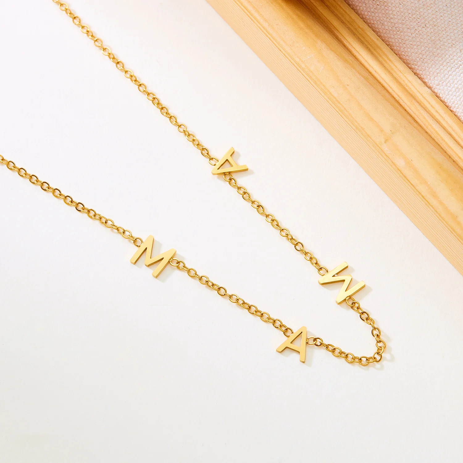 Halskette mit Mama-Buchstaben-Anhänger aus Edelstahl, schlicht, modisch, goldfarben, Schlüsselbein-Halsband für Frauen, perfektes Geschenk zum Muttertag – Detail 6