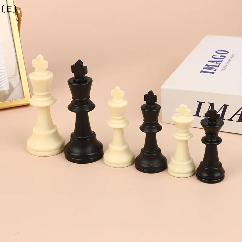 

Средневековый шахматный набор: Королевские фигуры высотой 95 мм, 75 мм, 65 мм. Без шахматной доски. 32 шахматные фигуры для игры.