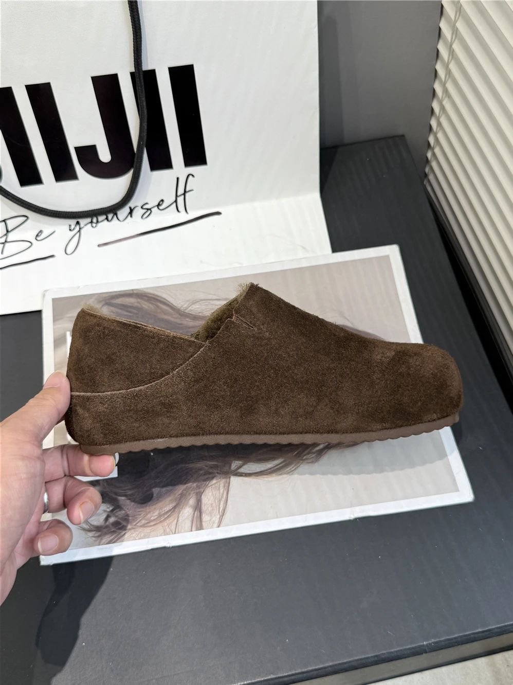 Lockige Flachschuhe aus Lammwollfell, Damen-Baumwollschuhe, warme Winter-Slipper, Damen-Loafer mit Gürtelschnalle, Woll-Mokasins, Damen-Fellstiefel. – Detail 17