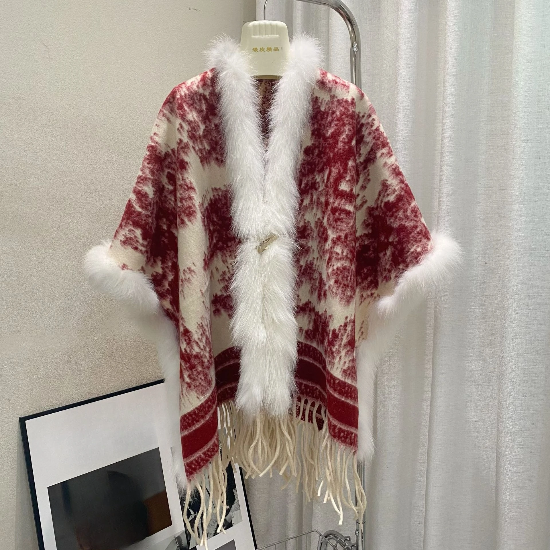 Women 2025 Elegant Shawl Tassel Cape Fox Fur Collar High-End Faux Fur Coats Female Nice Loose Comfort Color Matching Trendy Tops