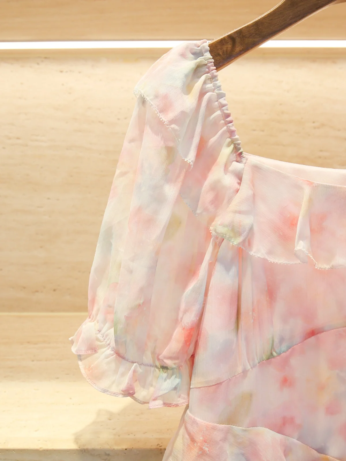 高級感のある夏らしい花柄プリントのスリット入りスクエアカラーAラインロングドレス（ナニューエレ）若いプロフェッショナル女性向け