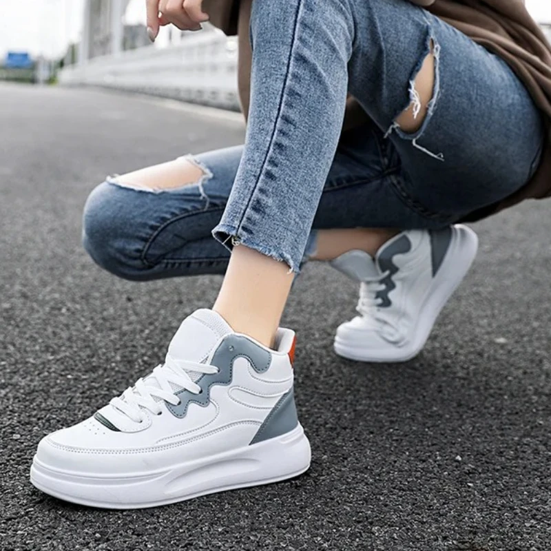 

Мужские вулканизированные кроссовки на плоской подошве сочетанием цветов средней высоты — это модная и универсальная спортивная обувь в уличном стиле