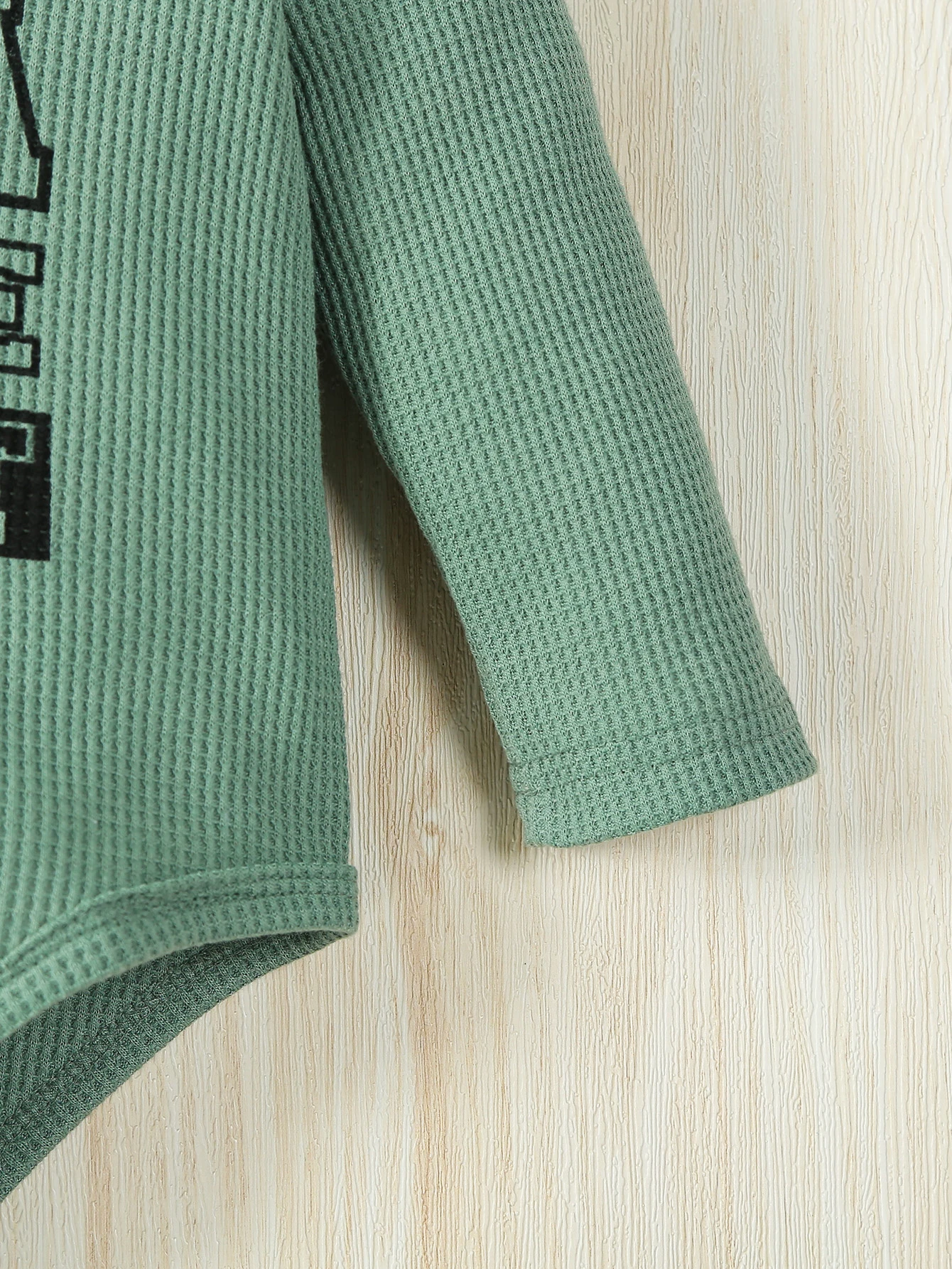 Zweiteiliges, modisches Freizeit-Set für Babys, bestehend aus einem langärmligen Strampler mit Alphabet-Motiv und einer langen Hose, ideal für Frühling und Herbst. – Detail 6