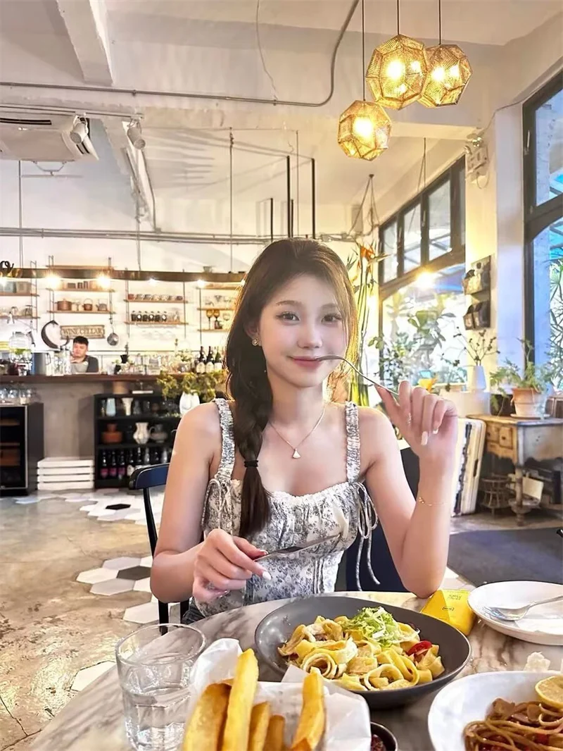 KEYANKETIAN 2024 nowa premiera damska mała plisowana kwiecista nadruk słodka kokardka sznurowana smukła koszulka Tank podkoszulka damska krótki Top