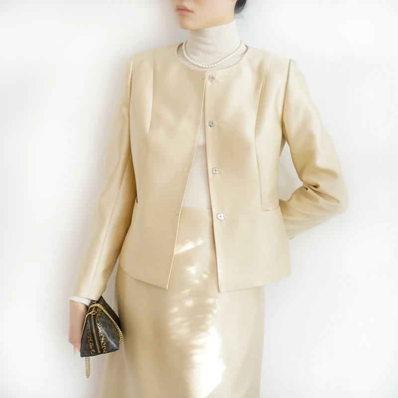 

Элитный шелково-шерстяной костюм: приталенный жакет с круглым вырезом и коротким рукавом, юбка. Профессиональная деловая одежда для женщин, для офиса и повседневной носки.