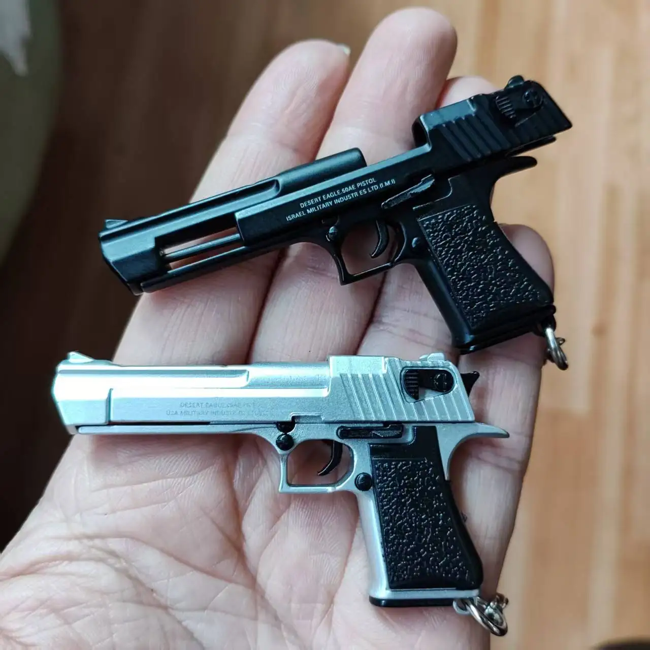 ที่ถอดออกได้ 1:4 Scale Desert Eagle ปืนพกพวงกุญแจ MINI ปืนของเล่นอาวุธพวงกุญแจสําหรับเด็กผู้ใหญ่คริสต์มาส...