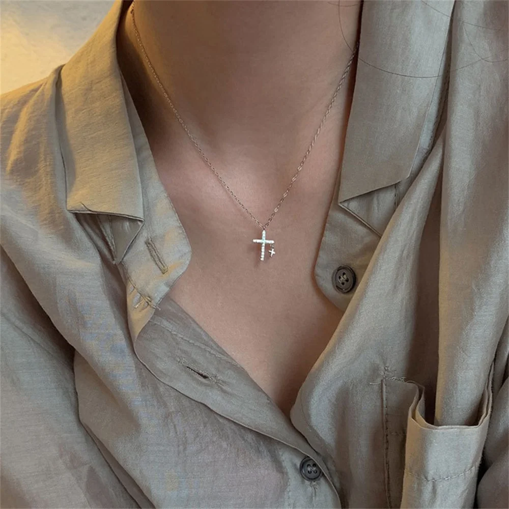 Vintage Doppelkreuz-Anhänger Halskette, Modische Zirkon-Kristall-Acryl-Kreuz-Halskette für Damen, Elegante Party-Schmuckkette als Geschenk – Detail 2