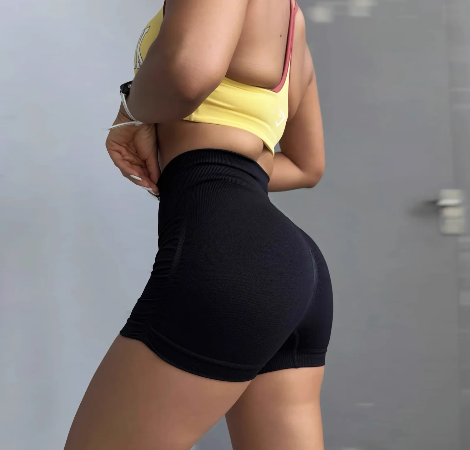 

European and American sexy babes with high waists and stomachs, three-point pants, hip lifting, peach buttocks, hip shorts, fitn
