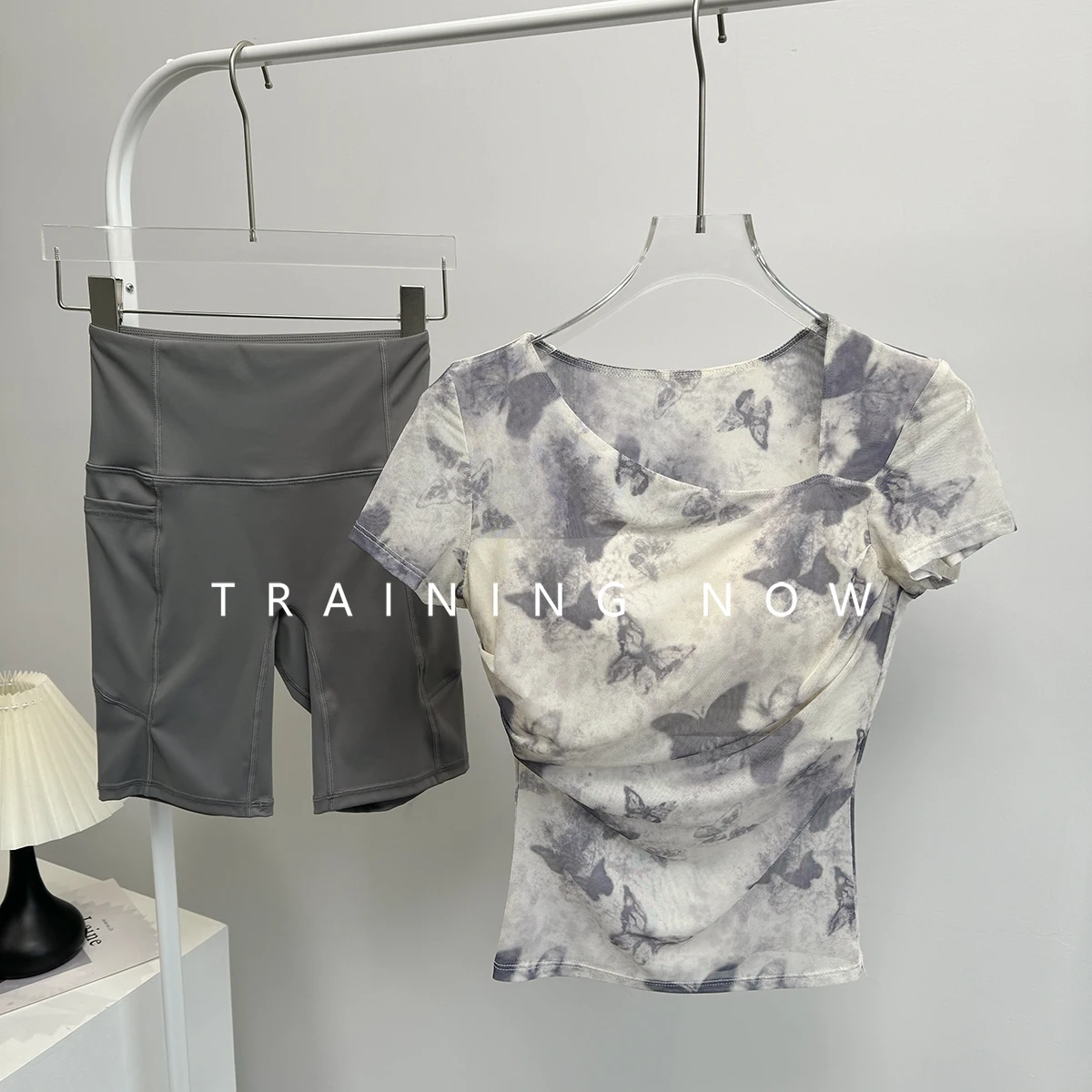 

Спортивный костюм для пожилых женщин, летние шорты для тренировок в тренажерном зале, быстросохнущий костюм для йоги с короткими рукавами и высокой талией, шорты для бега с подъемом бедер