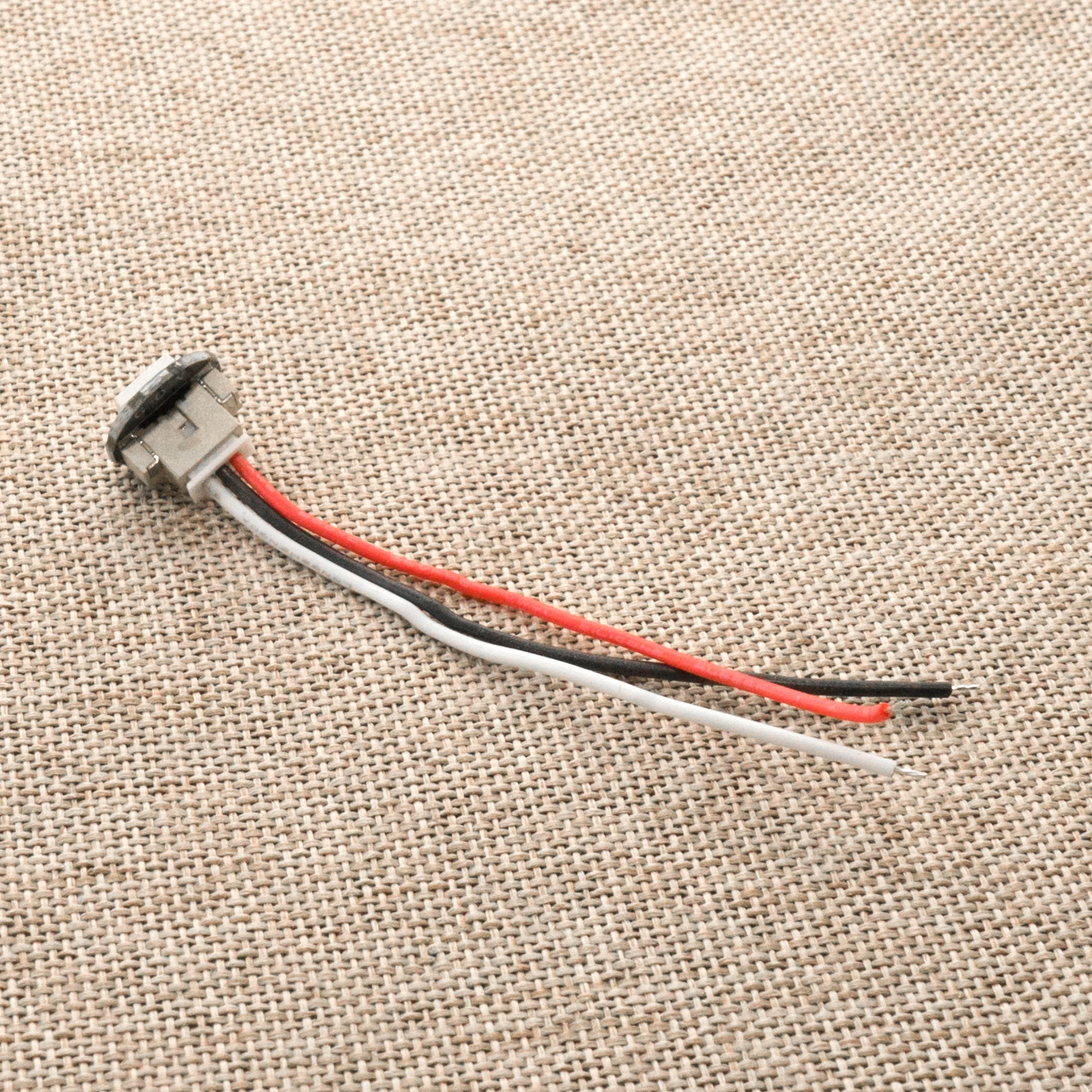 يمكن استخدام مصباح الصغير المحدد لـ DIYsabers للملحقات مثل غرفة الكريستال المعدنية الدوارة