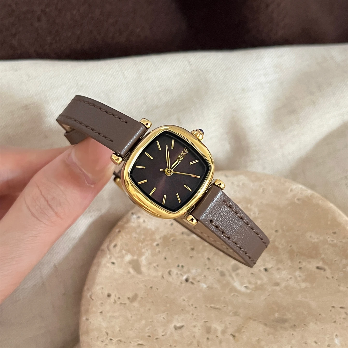 New retro-style sugar cube luxury watch for women, exquisite and elegant, simple and versatile for students, women's accessory.