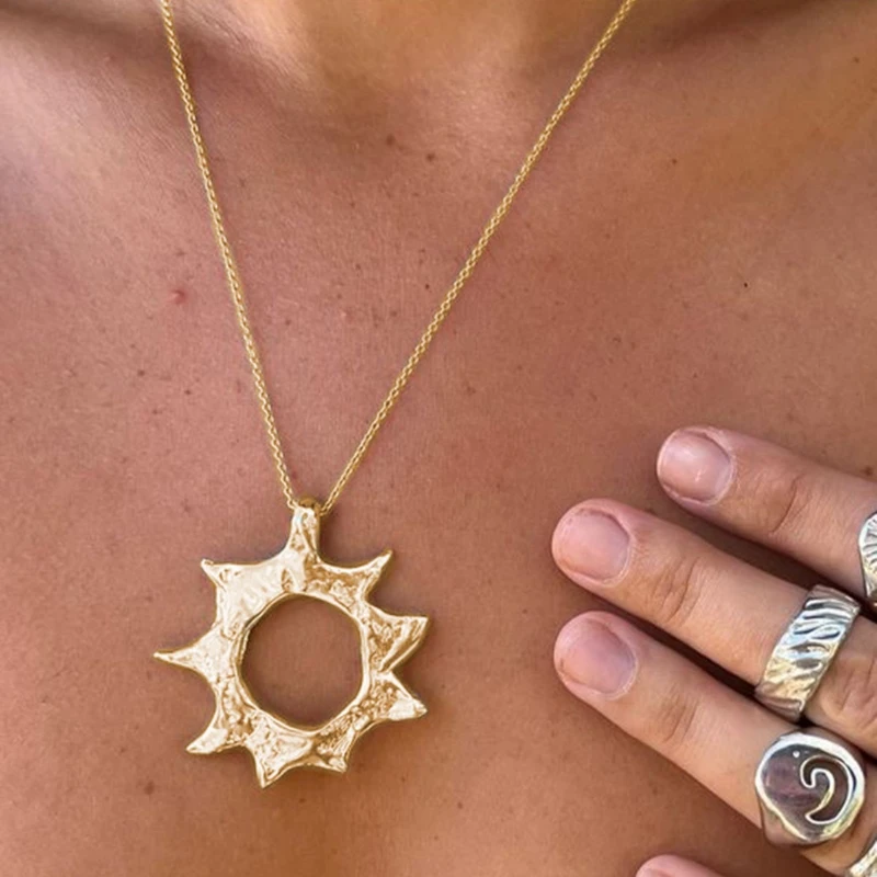 Bohemian Sunburst Pendant Necklace Large Textured Celestial Charm Minimalist Chain Women Neck Jewelry Autumn Sweaters Wear Chain