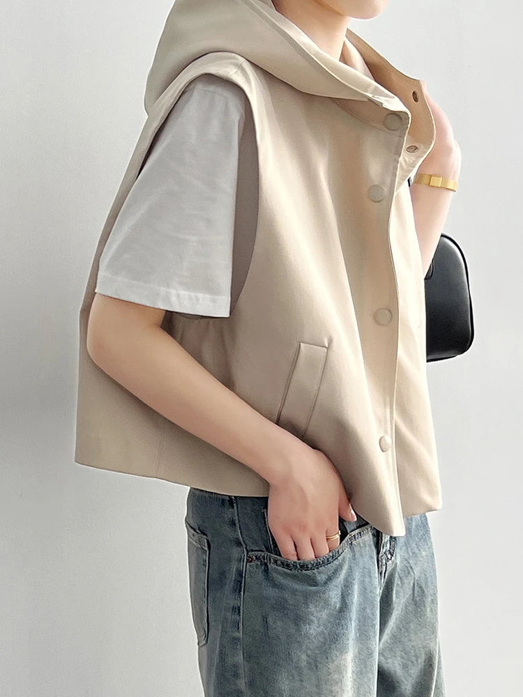 EAM Women Khaki Big Size Casual Short Vest New Hooded Sleeveless Single Breasted Fit Fashion Tide Spring Autumn 2025 30A2968