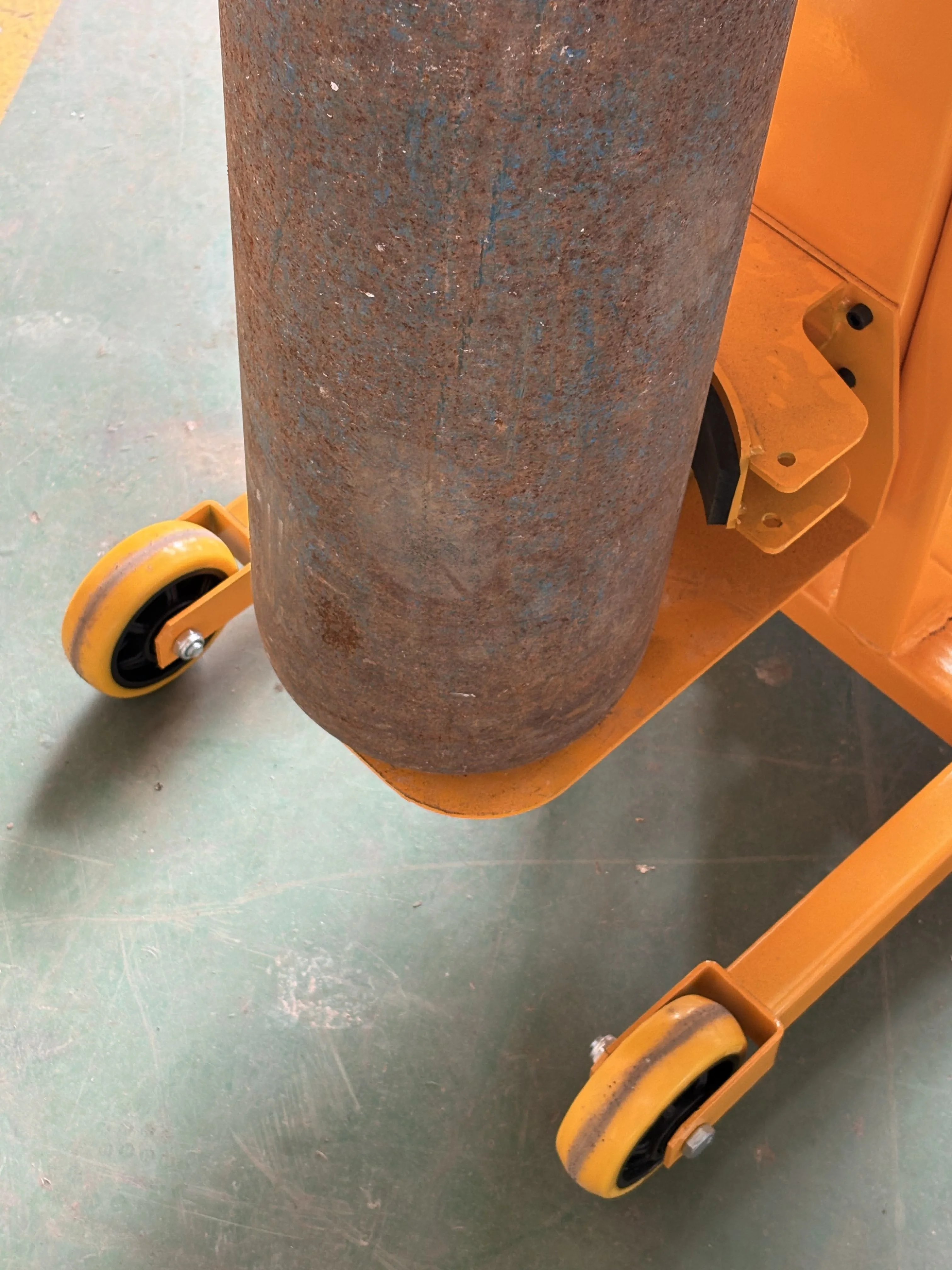 

Портативная ручная тележка-платформа для перевозки стальных баллонов и цилиндров, грузоподъемность 200 кг, длина 1200 мм