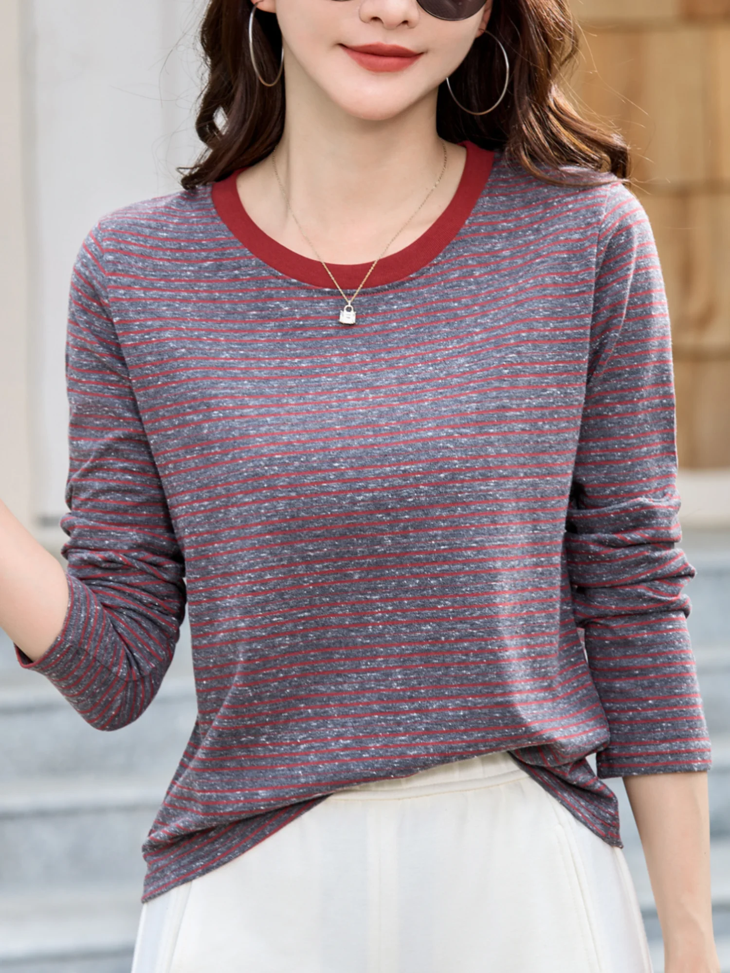 Das Streifenmuster hat ein starkes Layering-Effekt und die horizontalen Streifen sind lebendig und niedlich, was Ihnen hilft, sie mühelos zu kombinieren. – Detail 6