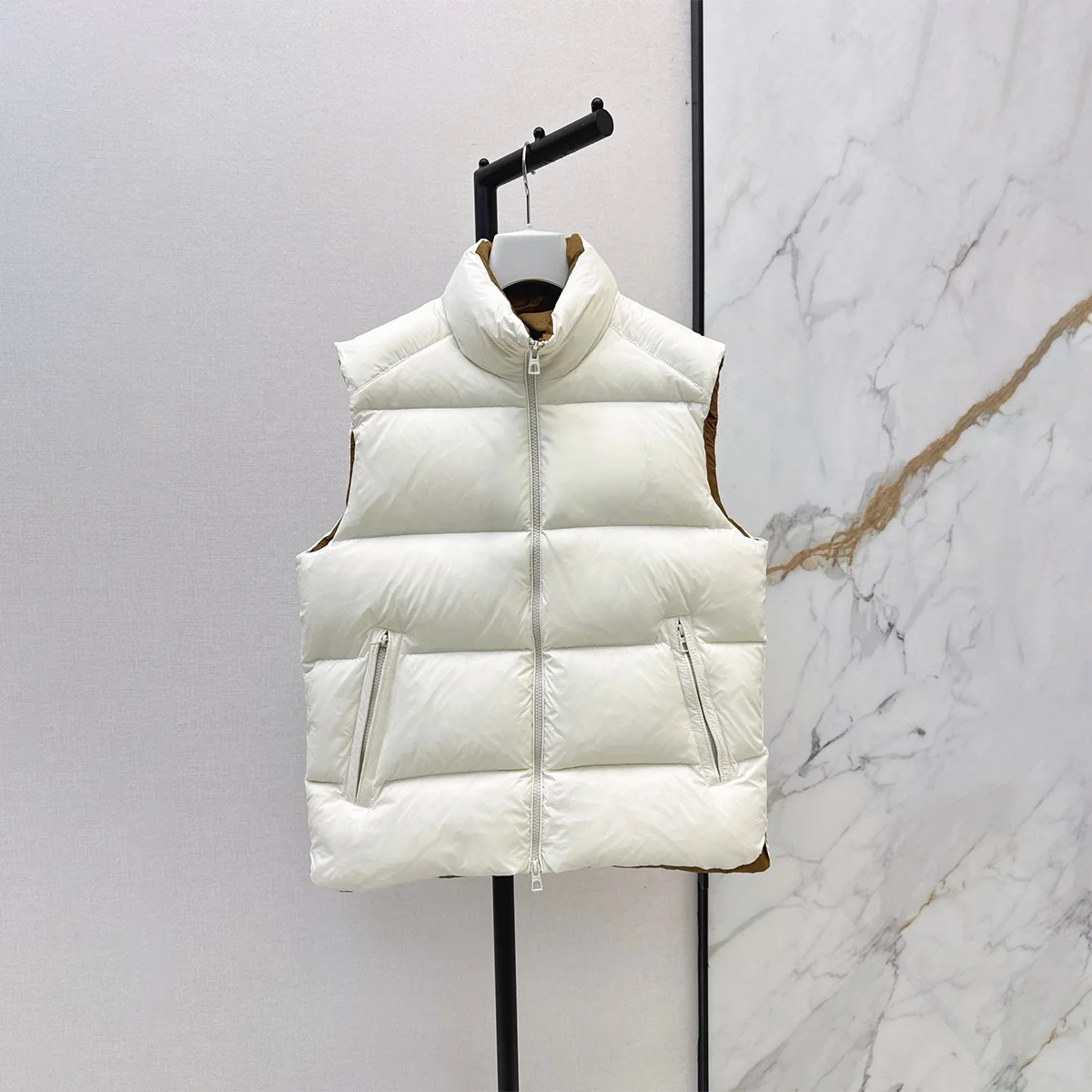 2026 Women  WhiteDown Vest, Stand Collar Quilted Puffer Gilet, Contrast Lining26102174
