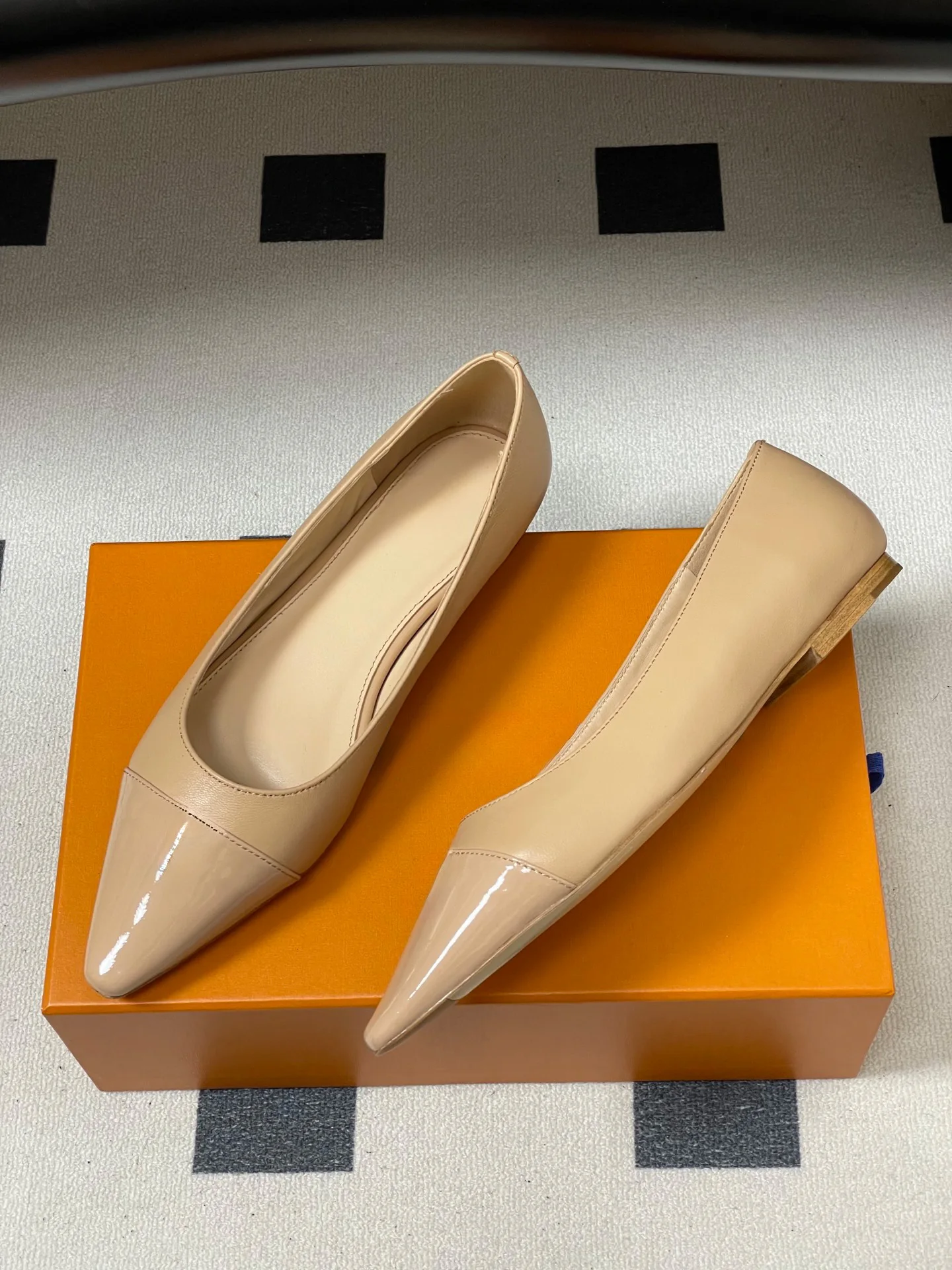 

Elegant women's high heels, featuring a contrasting patent leather toe, perfect for daily office wear and social gatherings