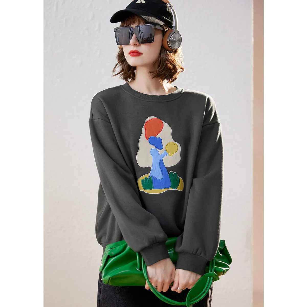 LOUIS YAO 2025 Women's Thick Velvet Hoodie Winter Style Fashionable Round Neck Cartoon Pattern Long Sleeve Hoodie