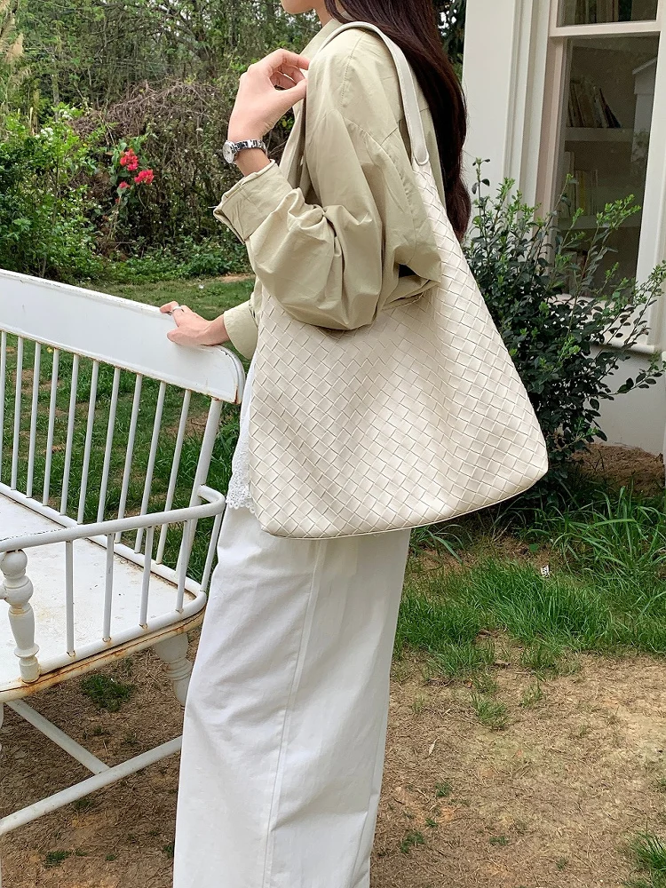 

Trendy Large Capaci Woven Tote Bag Women's Commuter oulder Bag Handheld Buet Bag for Work And Leisure Universal PU