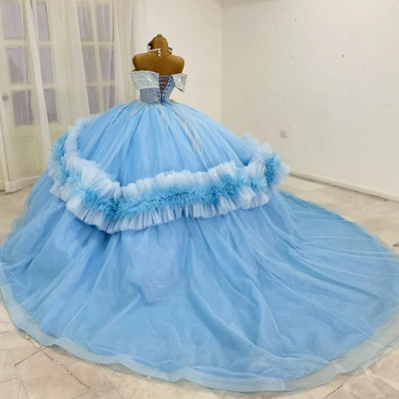 ชุดเดรส Quinceanera สีฟ้าสั่งทำพิเศษ แบบเปิดไหล่ ประดับคริสตัลวิบวับ แต่งลูกไม้ดอกไม้ ชายกระโปรงยาว  ชุดราตรีงาน Quinceanera อายุ 15 ปี