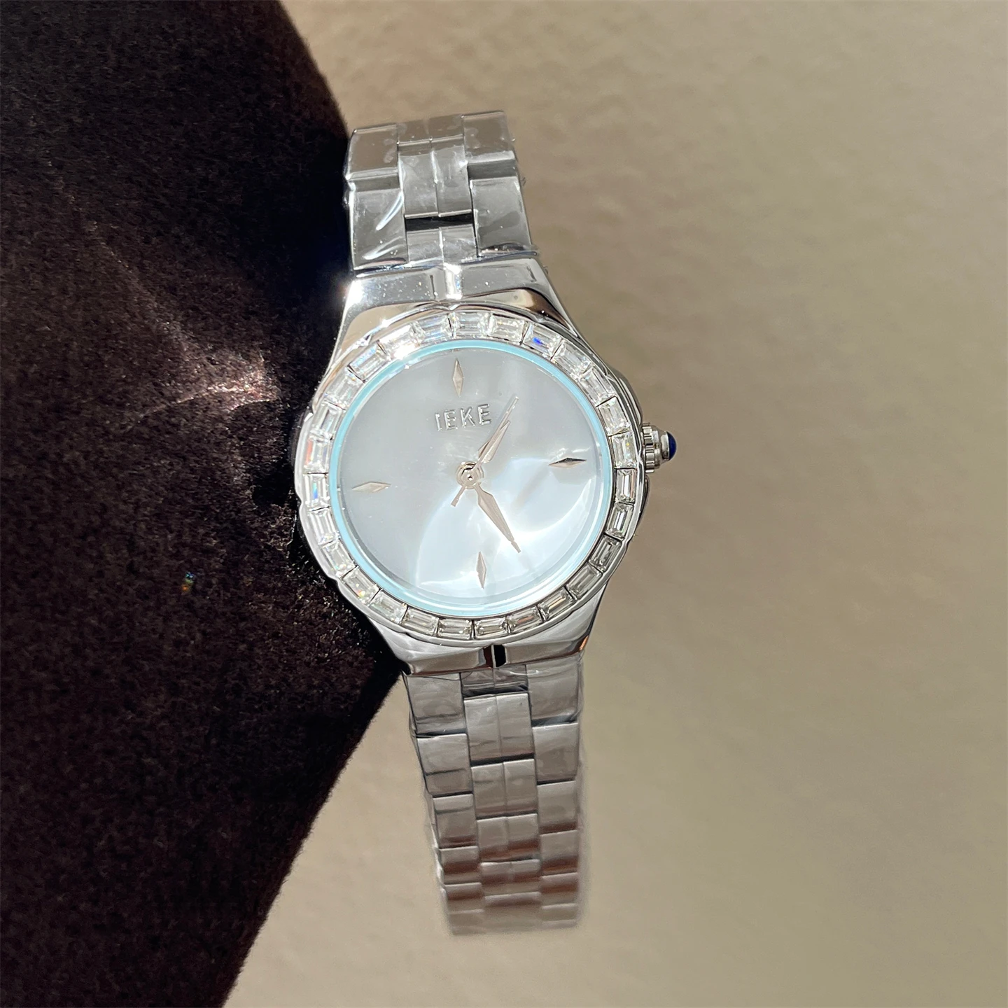 

Round rhinestone watch women's high sense fashion temperament exquisite cold wind small quartz watch