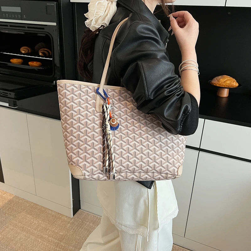 

Unique Minimalist Messenger Bag For Commuter Use Featuring Elegant Solid Color Fashionable Logo And Classic Designer