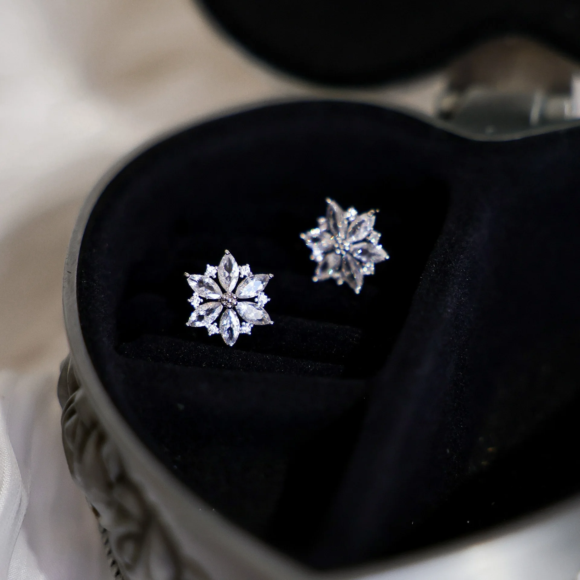 

CCFJOYAS 925 Sterling Silver Shiny Zircon Flower Earrings for Women Light Luxury White Crystal Zircon Stud Earrings Jewelry Gift
