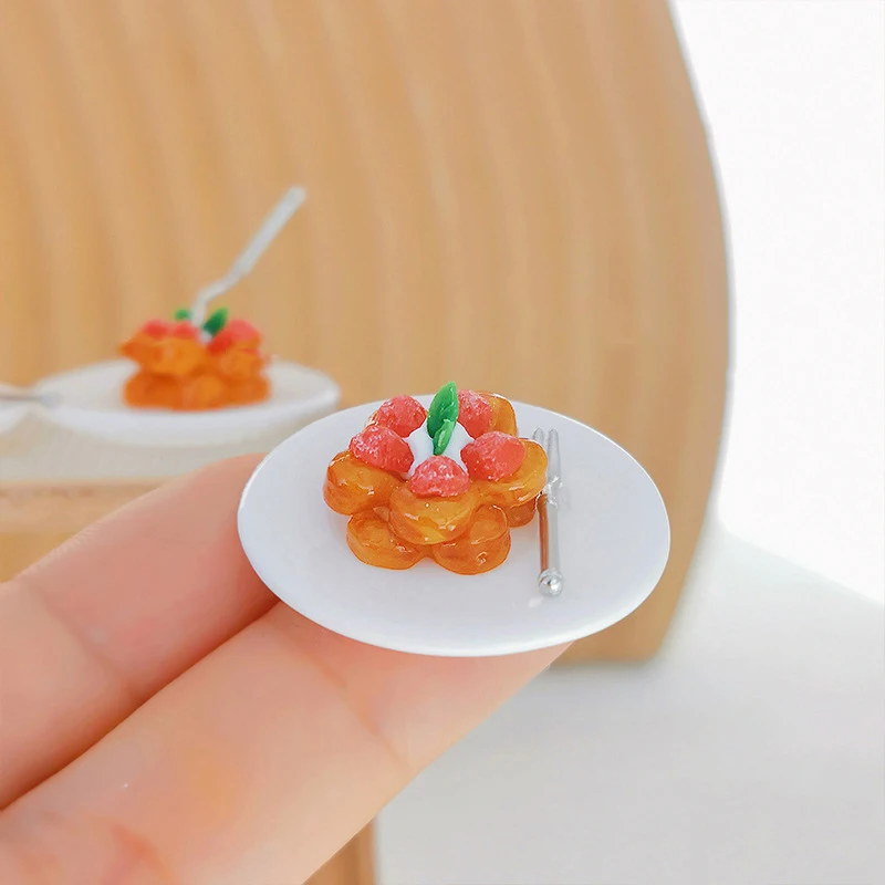 1/12 Dollhouse Simulation Cake With Dish Fork Dollhouse Mini Dessert Ornament Food Scene Decor Accessories Kids Pretend Play Toy