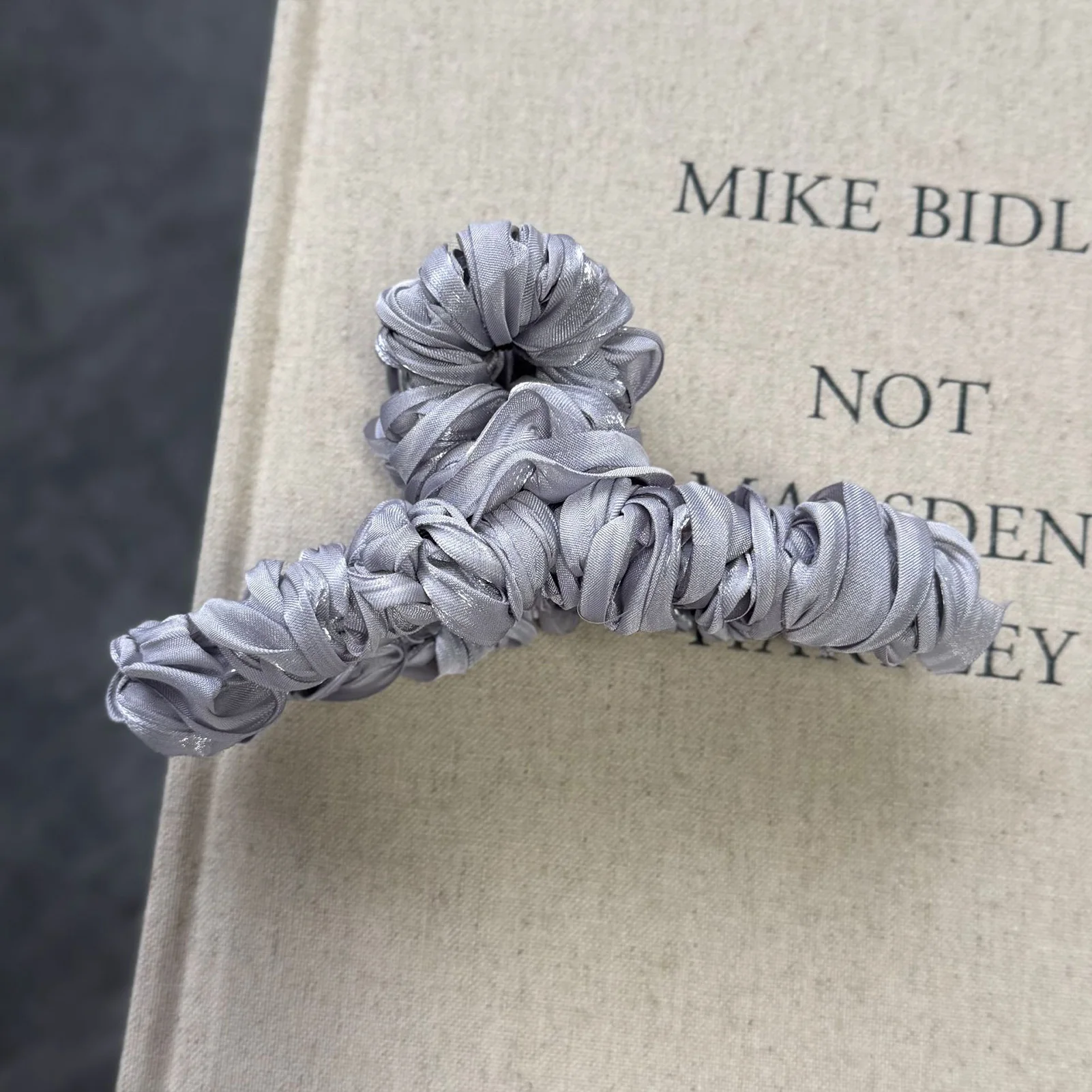 Рисунок 3 - Элегантные тканевые заколки для волос