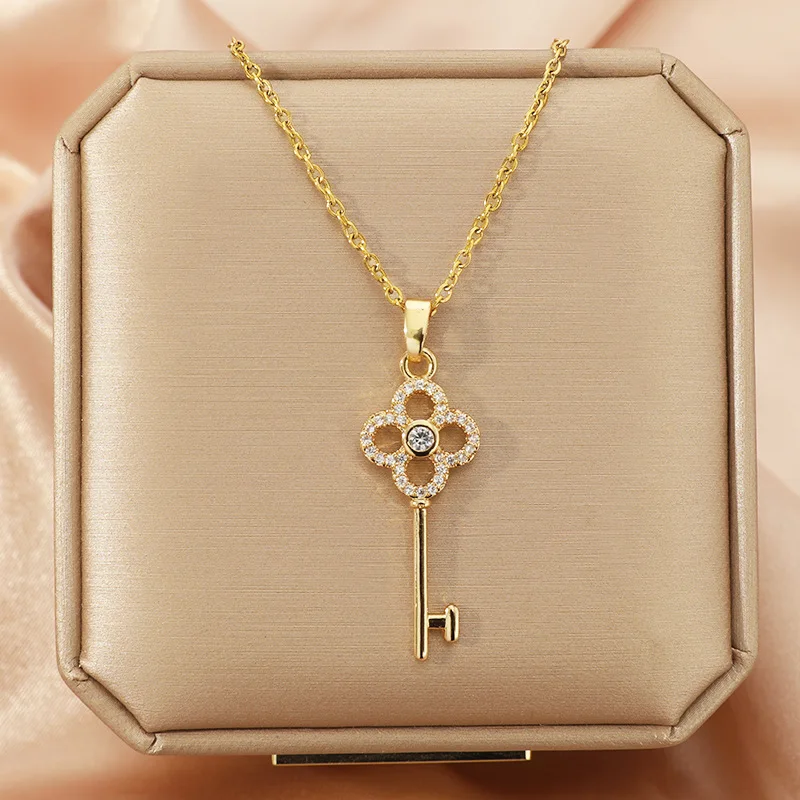 Fashion High-End Key Copper Pendant Necklace for Women Luxury Minimalist Personality Cold Tone Versatile Accessory