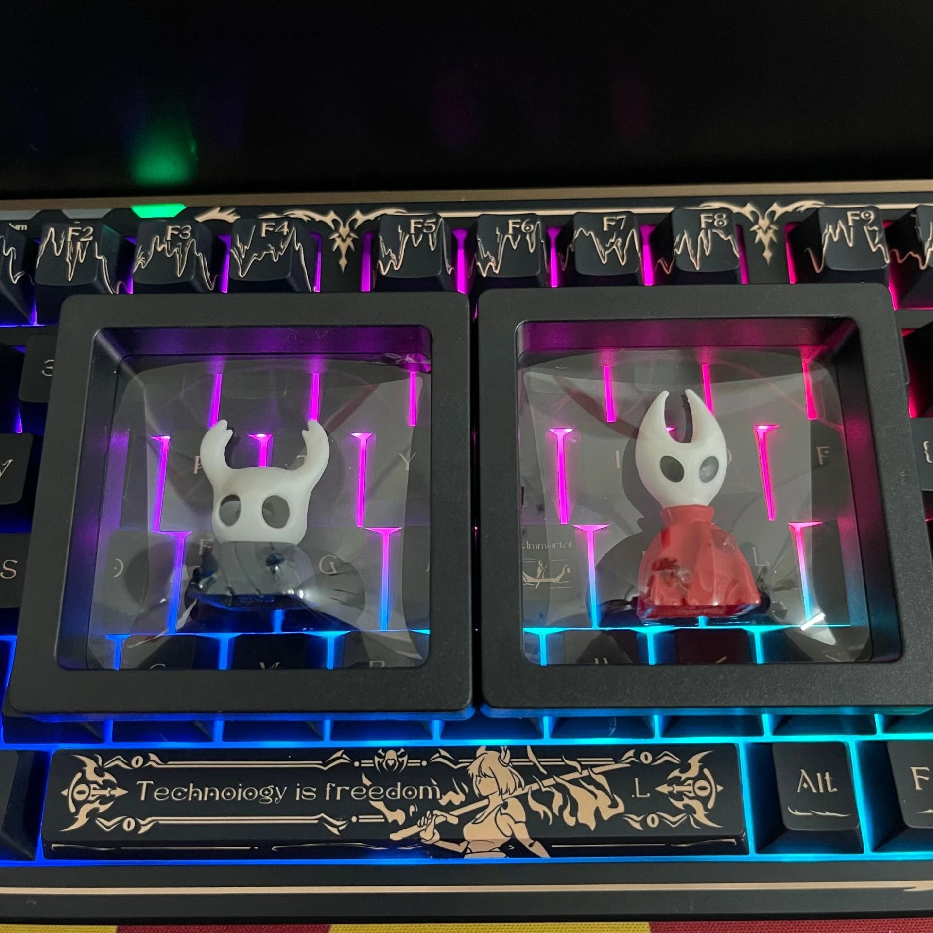 

Hollow Knight Bumblebee Keycap Оса Девушка Маленький рыцарь Модная игрушечная фигурка Декоративный подарок на день рождения для мальчиков