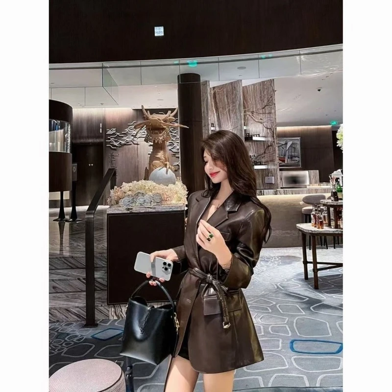 سترة جلدية فرنسية فاخرة جديدة بمزاج ريترو وحزام خصر غير رسمي متوسط وطويل معطف ركاب المشاهير على الإنترنت