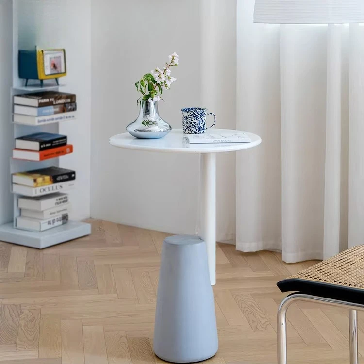 A mobília do restaurante da loja de café é simples, mesa de cabeceira de metal de design, mesa de centro pequena redonda, mesa final do sofá